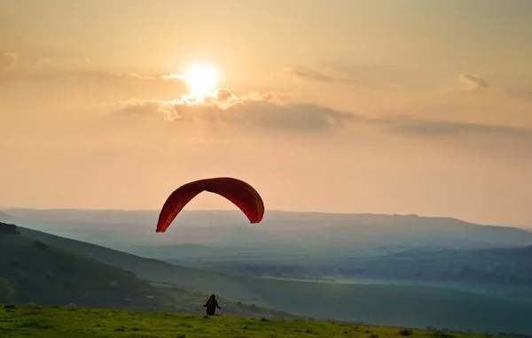 滑翔伞起飞 suunset 农村风景 — 图库照片