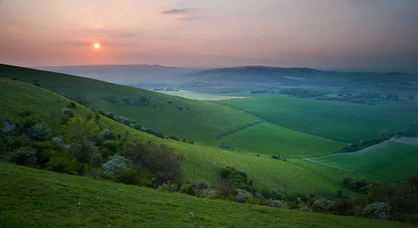 Zonsondergang over Engels platteland helling landschap — Stockfoto
