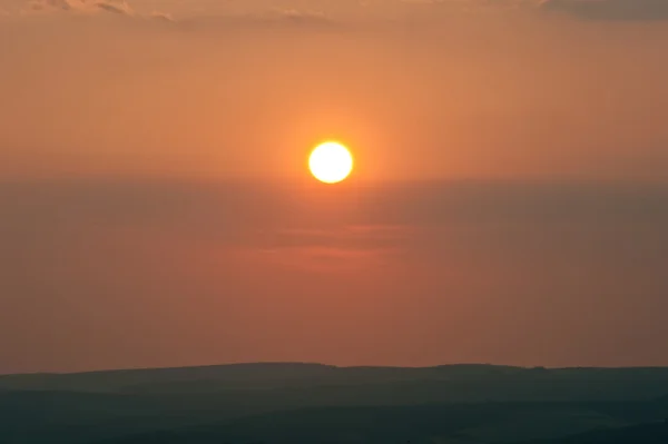 Tief stehende Sonne über ferner Landschaft — Stockfoto