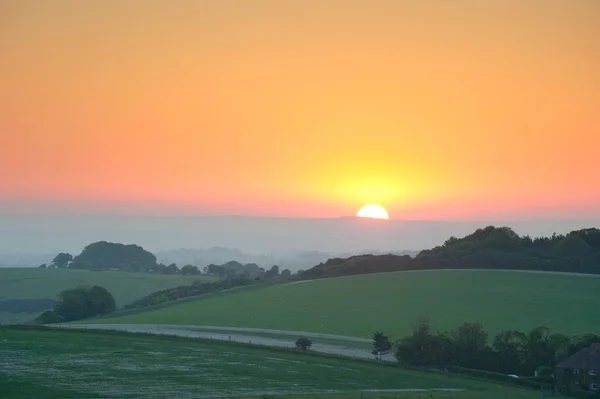 Sommaren soluppgång över engelska landsbygden landsbygdens landskap — Stockfoto