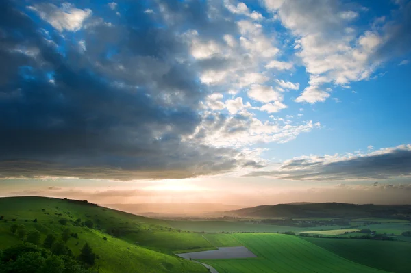 Gyönyörű angol vidéki táj, dombok felett — Stock Fotó