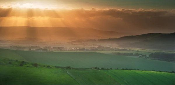 Bela paisagem rural inglesa sobre colinas ondulantes — Fotografia de Stock
