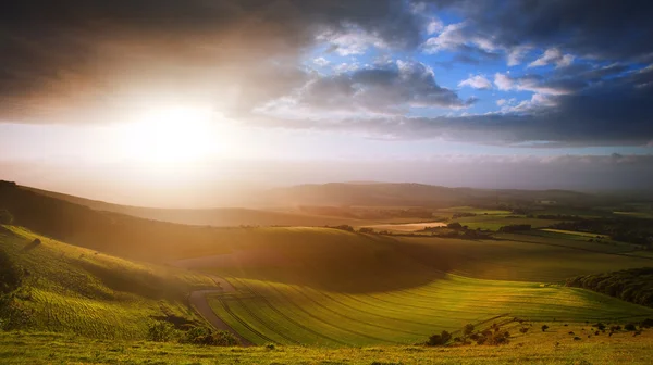 Όμορφη αγγλική ύπαιθρο τοπίο πάνω από λόφους — Φωτογραφία Αρχείου