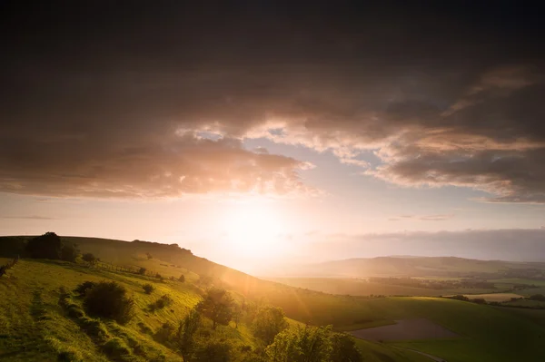 Hermoso paisaje de campo inglés sobre colinas onduladas —  Fotos de Stock