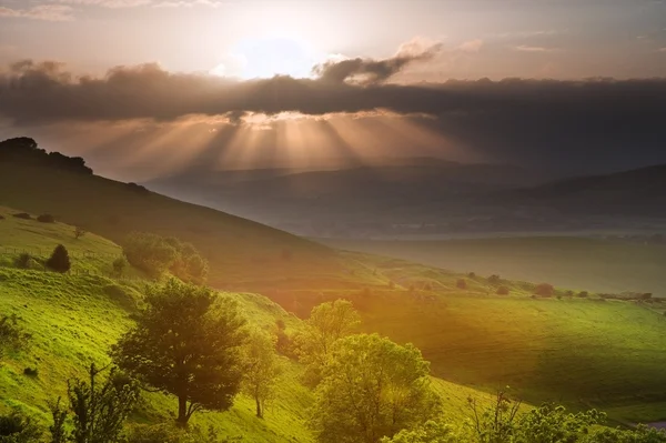Indah lanskap pedesaan Inggris atas bukit-bukit bergulir — Stok Foto