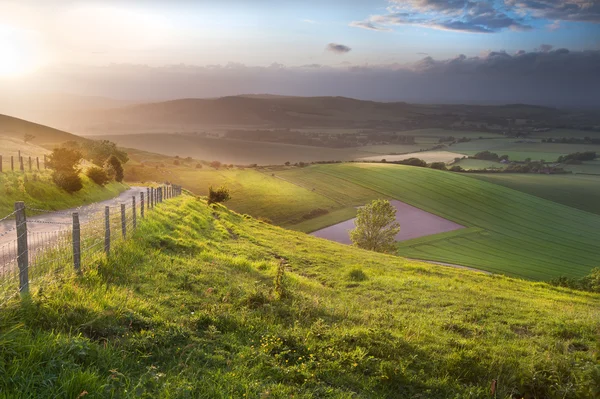 Schöne englische Landschaft über sanfte Hügel — Stockfoto