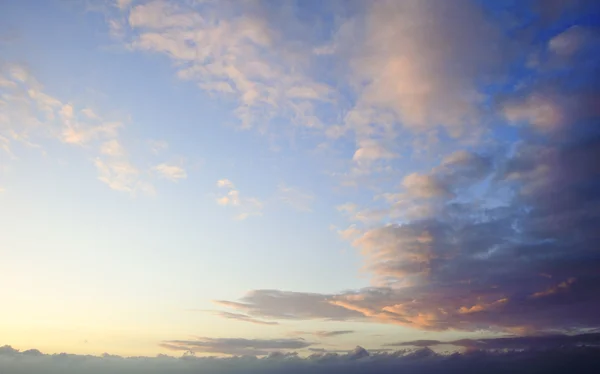 Летнее солнечное небо — стоковое фото