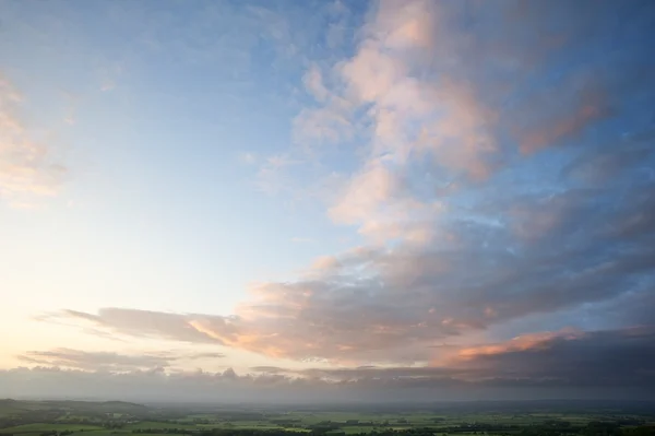 Bellissimo paesaggio di campagna inglese su dolci colline — Foto Stock