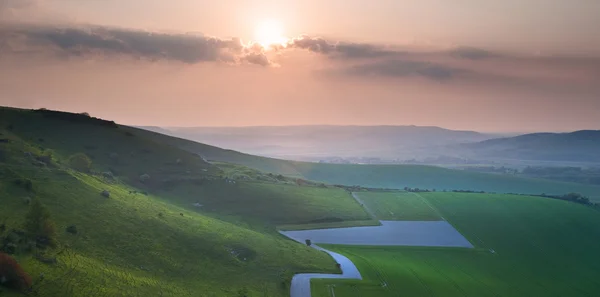 连绵起伏的丘陵农村风景美丽日落 — 图库照片
