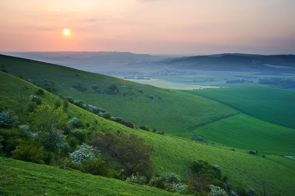Zonsondergang over Engels platteland helling landschap — Stockfoto