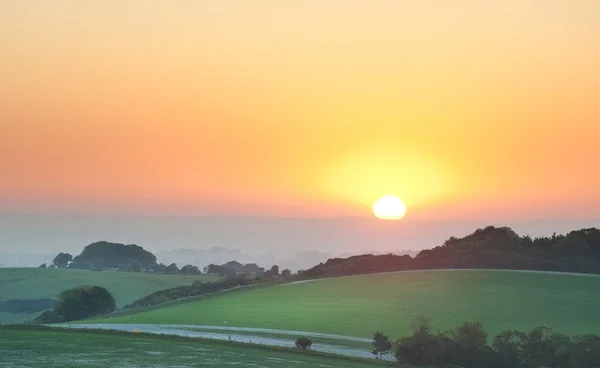 Yaz gündoğumu İngilizce kırsal kırsal manzara üzerinde — Stok fotoğraf
