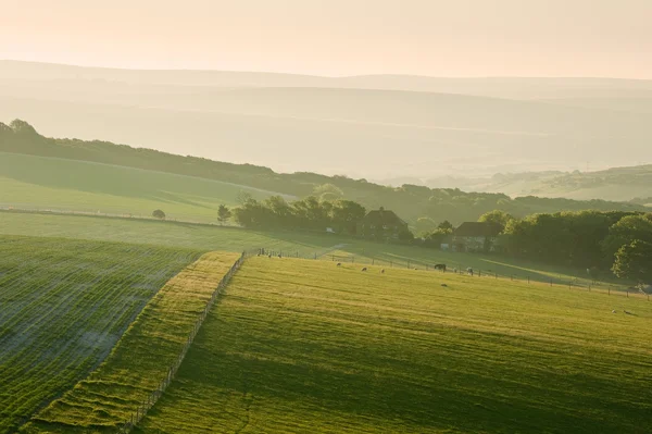 Sommaren soluppgång över engelska landsbygden landsbygdens landskap — Stockfoto