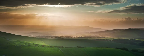 Indah lanskap pedesaan Inggris atas bukit-bukit bergulir — Stok Foto