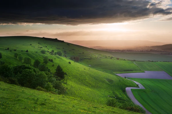 Красива село Англійська краєвид над пагорбів — стокове фото