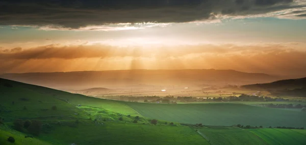 Beautiful English countryside landscape over rolling hills — Stock Photo, Image