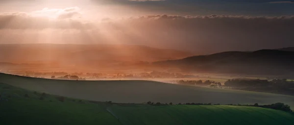 Schöne englische Landschaft über sanfte Hügel — Stockfoto