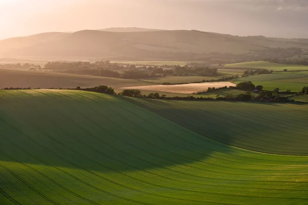 Krásný anglický venkov krajina na kopce — Stock fotografie