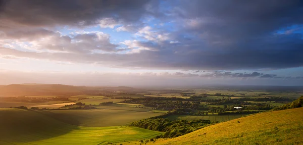 Rolling hills üzerinde güzel İngilizce kırsal manzara — Stok fotoğraf