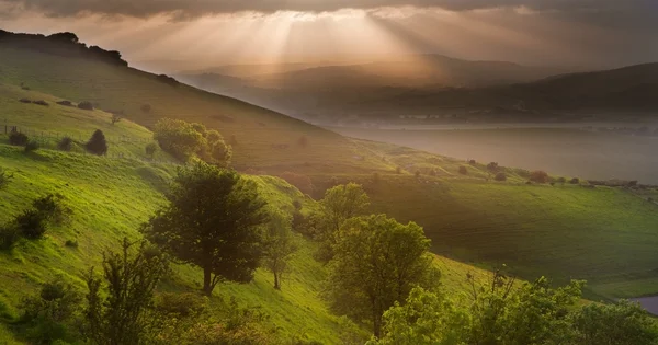 Bela paisagem rural inglesa sobre colinas ondulantes — Fotografia de Stock