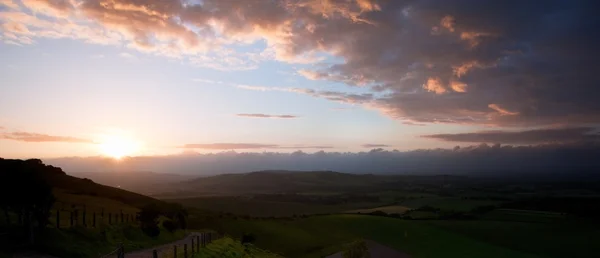 Beau paysage de campagne anglais sur des collines vallonnées — Photo