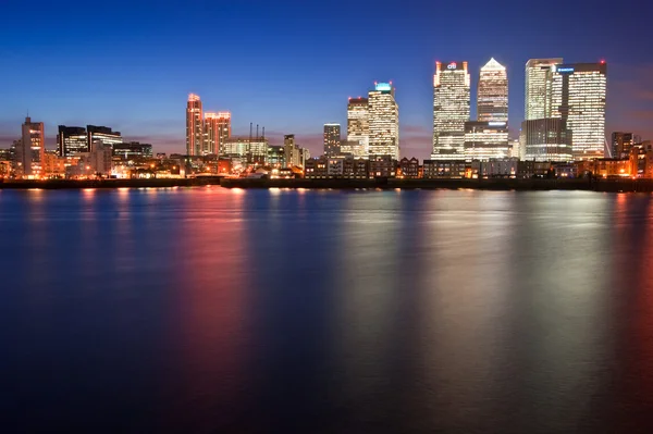 Общий вид лондонского Сити ночью — стоковое фото