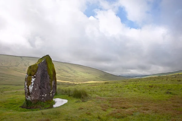 Förhistoriska anicent sten i landskapet mot blå himmel — Stockfoto