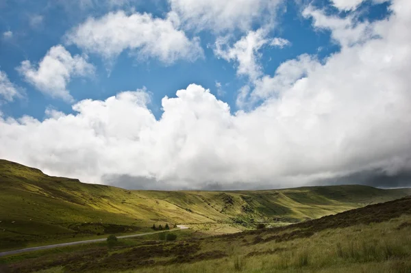 Immagine paesaggio di campagna attraverso le montagne in lontananza con — Foto Stock