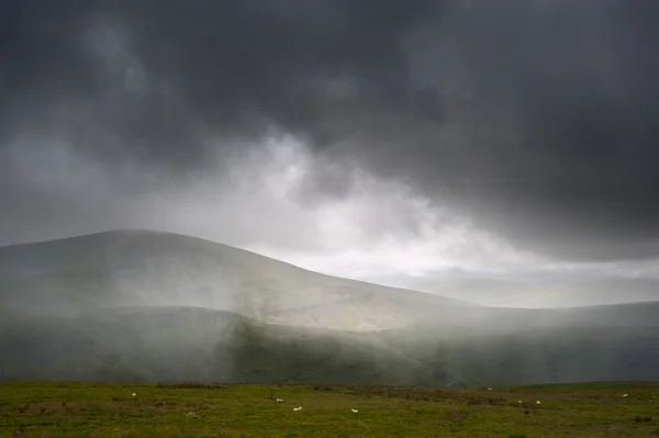 Mesafe ile dağlarda genelinde kırsal manzara resmi — Stok fotoğraf