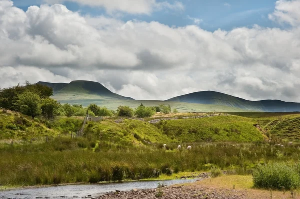 Platteland landschap beeld over naar bergen in afstand met — Stockfoto