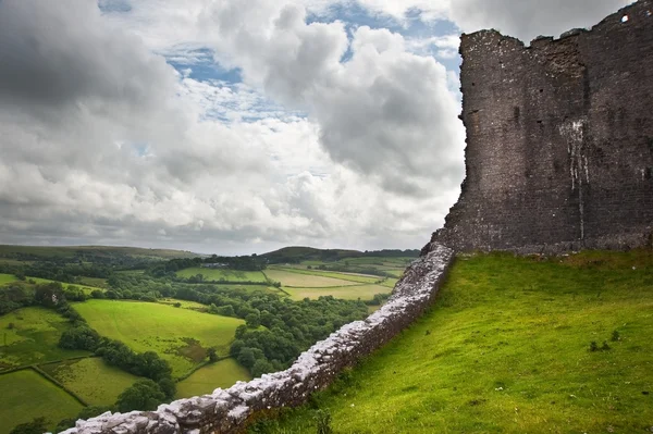 Paisagem do castelo medieval arruinada com céu dramático — Fotografia de Stock