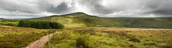 Krajina Krajina panoramatického obrazu přes hory v dist — Stock fotografie