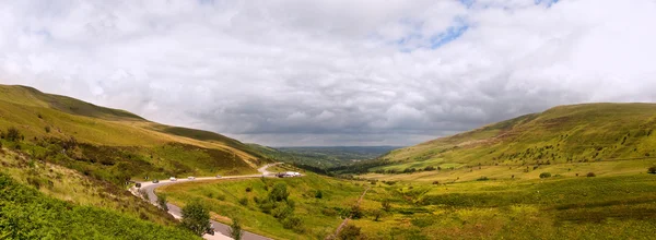 Krajina Krajina panoramatického obrazu přes hory v dist — Stock fotografie