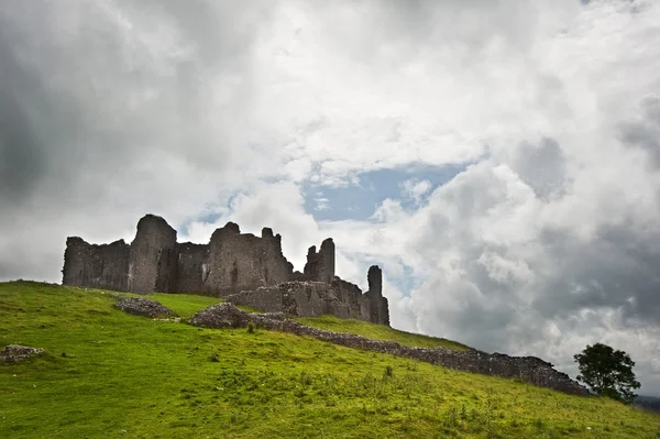 Rovinato paesaggio castello medievale con cielo drammatico — Foto Stock
