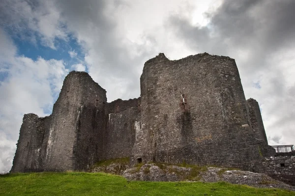 Paisagem do castelo medieval arruinada com céu dramático — Fotografia de Stock