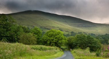 mesafe ile dağlarda genelinde kırsal manzara resmi