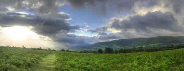 Gambar panorama pemandangan Countryside melintasi pegunungan di dist — Stok Foto