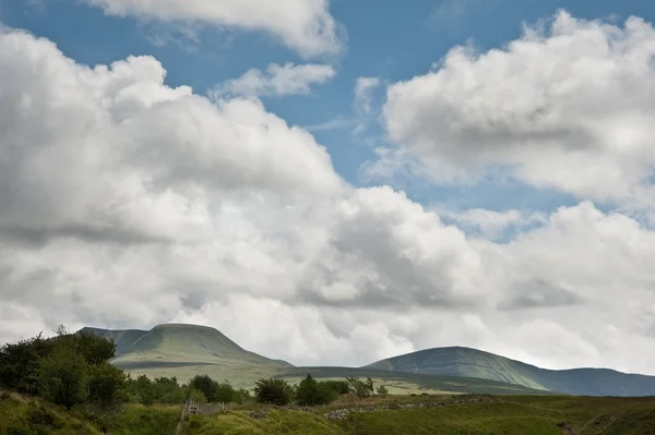 Landsbygden liggande bild över bergen i avstånd med — Stockfoto