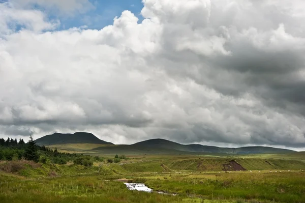 Platteland landschap beeld over naar bergen in afstand met — Stockfoto