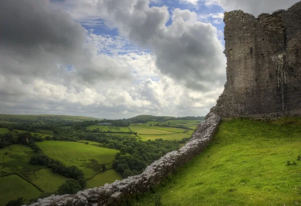 Разрушенный средневековый пейзаж замка с драматическим небом — стоковое фото