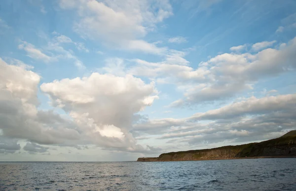 Красивые облака в небе над океаном — стоковое фото