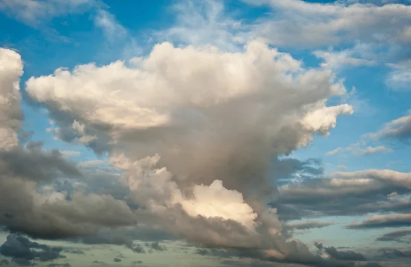 Hermosas formaciones de nubes en el cielo sobre el océano —  Fotos de Stock