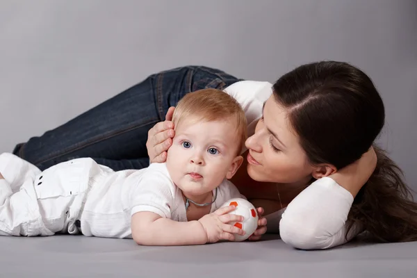 Copilul de lângă mama ei — Fotografie, imagine de stoc