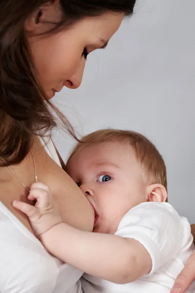 Borstvoeding geven — Stockfoto