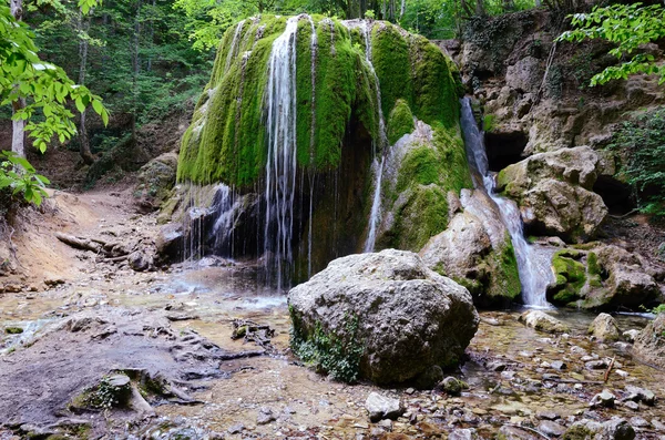 Krásný jarní vodopád v Krymské hory — Stock fotografie