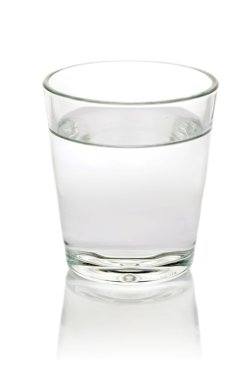 Beyaz üzerine izole edilmiş bir bardak su.