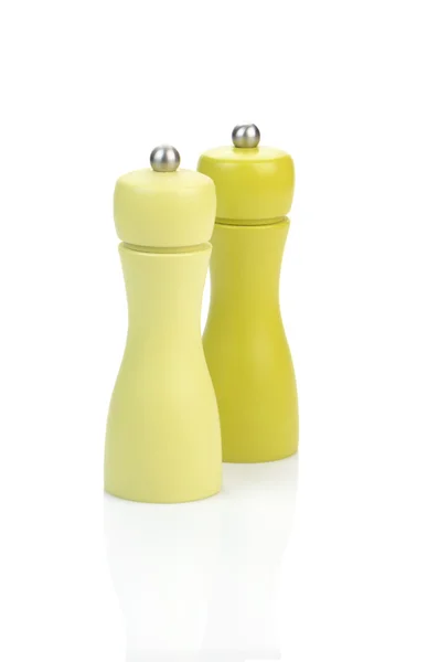 Dois moinhos de pimenta amarela isolados em branco — Fotografia de Stock