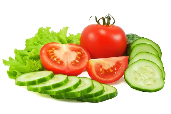 Tomates e pepino com alface isolada sobre fundo branco — Fotografia de Stock
