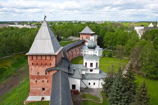 Alte türme von novgorod kremlin, veliky novgorod, russland — Stockfoto