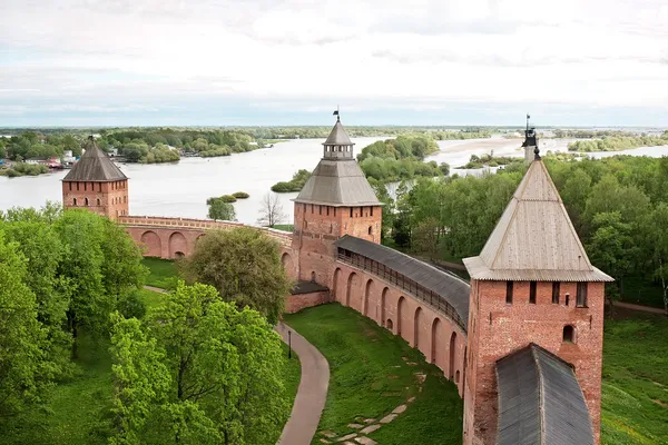 Torres velhas de Novgorod Kremlin, Veliky Novgorod, Rússia — Fotografia de Stock