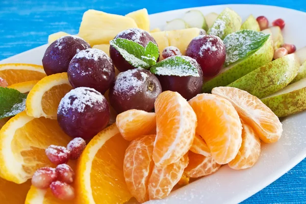 Frutas coloridas em açúcar em pó — Fotografia de Stock